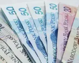 Polskie banknoty 10, 20, 50 i 100 zł. Zastanawiasz się, jaka jest najniższa krajowa na godzinę?