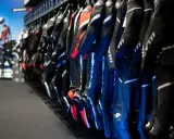 Jednoczęściowy czy dwuczęściowy? Kombinezon motocyklowy bez żalu