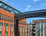 Most nowoczesnej architektury łączy się z zabytkowymi kamienicami, tworząc nietypowe atrakcje w Poznaniu.