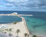 Piękna plaża i turkusowe morze w Tunezji. Październikowa pogoda zachęca do spacerów brzegiem.
