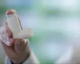 Hand hält Inhalator mit beclometasondipropionat, einem Cortison-Medikament zur Asthmabehandlung.