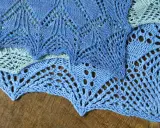 Detalle de tejido a dos agujas con punto vainica en tonos azules y verdes.