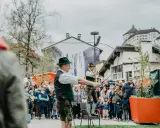 Wielkanoc w Austrii: mężczyźni w tradycyjnych strojach demonstrują umiejętności z batami przed tłumem widzów.
