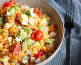 Salade colorée de lentilles corail, avocat, tomates cerises et feta. Un plat frais et nutritif, parfait pour un repas léger.