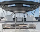 Le taud de bateau, prêt à être refait, protège les deux barres à roue sous un ciel bleu.