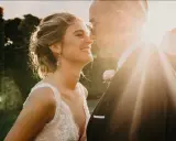 Novia sonriente y novio en su boda. La luz del sol ilumina el momento especial de laura escanes boda.