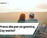 Para siedząca na skale, patrząca na zachód słońca. Rozważają pracę za granicą dla par.