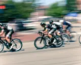 Ciclistas en carrera, capturados con un barrido fotográfico que resalta la velocidad y el movimiento.