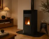 Poêle à granulés moderne en fonctionnement, avec une flamme vive. À côté, un sac de granulés de bois, prêt pour le ramonage.