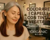 Donna con capelli grigi e castani, che scopre la bellezza delle erbe tintorie per capelli bianchi.