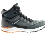 Szare buty Daiwa, idealne jako buty na ryby. Wytrzymałe, z pomarańczowymi akcentami i dobrą przyczepnością.