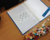 Copertina di matematica da stampare con un disegno geometrico su quaderno a quadretti.