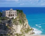 Santuario su una rupe a picco sul mare turchese, un sogno tra Napoli e Tropea.