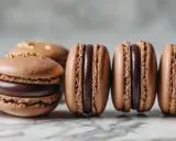 Délicieux macarons au chocolat, parfaits pour une recette macaron chocolat gourmande. Garniture riche et coques aériennes.