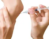 Eine Spritze wird an einem Ellbogen angesetzt. Dies ist ein Schritt in der biologika therapie zur Behandlung von Entzündungen.