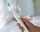 Biała szczoteczka elektryczna Philips Sonicare, idealna do codziennej higieny jamy ustnej. Sprawdź nasz ranking, by wybrać najlepszą!