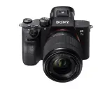 Cámara Sony Alpha 7 III con lente FE 28-70mm, lista para capturar tu próxima película 70mm.