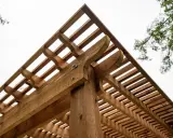 Solidna drewniana pergola, która pokazuje, co zrobić, żeby drewno nie pękało. Piękne detale konstrukcyjne.