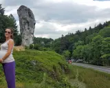 Kobieta w ciąży cieszy się pięknym krajobrazem, idealnym miejscem, gdzie na wakacje w ciąży.