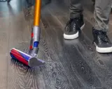 Aspiradora moderna limpia suelo vinílico con acabado de madera. Paso a paso, como limpiar suelo vinilico para un hogar impecable.