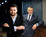 Dwóch mężczyzn w garniturach, dyskutujących w co zainwestować 50 tys.