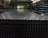 Perfiles de aluminio listos para la fabricación de ventanas.