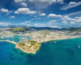 Widok na zamek i zatokę pełną łodzi. Czy to Bodrum, czy Alanya? Piękne turkusowe morze i białe domy na wzgórzach.