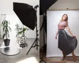 Przygotowania do sesji w domowym studio: oświetlenie, rośliny i modelka w srebrnej spódnicy.