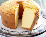 Puszyste ciasto z białek, lekko przyrumienione, z wyciętym kawałkiem, prezentuje swoją delikatną strukturę.
