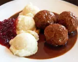 Szwedzkie klopsiki z puree ziemniaczanym i konfiturą z borówek. Idealne pytanie: co zjeść w Szwecji?