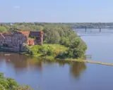 Ruiny pałacu nad Wisłą, kajaki i most – to jedne z wielu atrakcji w okolicach Warszawy.