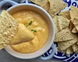 Chrupiące nachos zanurzane w kremowym sosie śmietanowo serowym. Idealna przekąska na imprezę.