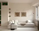 Soggiorno moderno: divano bianco, quadri antichi e libreria a giorno. Idee su come arredare con stile e funzionalità.