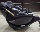 Obrót o 360 stopni ułatwia montaż dziecka w foteliku Maxi Cosi Mica Pro.