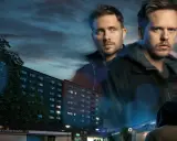 Två män i förgrunden, en lägenhetsbyggnad och en tunnelbanenedgång i bakgrunden. En scen från en tv4 film.