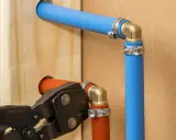 Narzędzie do łączenia rur pe ze stalowymi elementami. Instalacja wodna w trakcie montażu.
