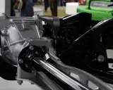 Widok na mechanizm napędowy samochodu, w tym na sprzęgło cardana, elementy zawieszenia i wał napędowy.