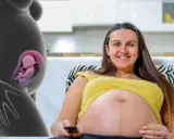 En gravid kvinna ler och håller i fjärrkontrollen. Bredvid syns en illustration av en bebis position i magen.