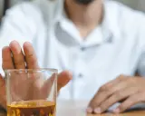 Mężczyzna odrzuca szklankę z alkoholem, rozpoczynając swoją krucjata wyzwolenia człowieka.