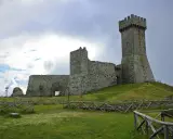 Rocche e torri imponenti dominano il paesaggio. Un must per chi cerca cosa vedere a Radicofani, con panorami mozzafiato.