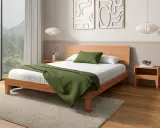 Acogedora habitación de 9m2 con cama de madera, manta verde y vistas a la montaña.
