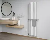 Nowoczesna łazienka z białym grzejnikiem, który może mieć wady grzejników aluminiowych. Obok umywalka i lustro.