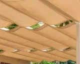 Techar patio económico con toldo de tela beige ondulado, creando un espacio sombreado y fresco.