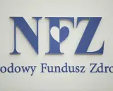 Niebieskie litery NFZ z sercem w środku oraz napis "rodowy Fundusz Zdrowia" na białym tle.