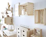 Estanterías de madera, como colgar cajas de madera en la pared para crear un espacio de almacenamiento y exhibición.