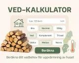 En stapel ved bredvid en kalkylator för att beräkna ditt vedbehov för uppvärmning av huset.