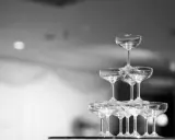 Ein Turm aus Champagnergläsern, bereit für den Anlass. Der ring for champagne ist perfekt gestapelt.