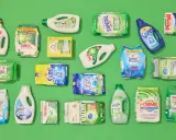 Eine Auswahl an Waschmitteln: Persil, Ariel, Spee, Lenor, Tandil, Formil, Domol, Frosch, Denk mit, Kuschel weich, Priva, Weißer Riese. Hier sieht man, welche Waschmittel man für strahlend saubere Wäsche braucht.