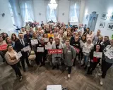 Grupa osób trzyma tabliczki z napisami, m.in. "SOŁTYSKI", "Podnosimy wyzwania", "Ale ENERGIA!".