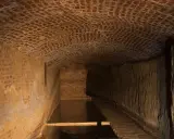 Antichi bottini di Siena, un labirinto sotterraneo di mattoni e terra, con un canale d'acqua.